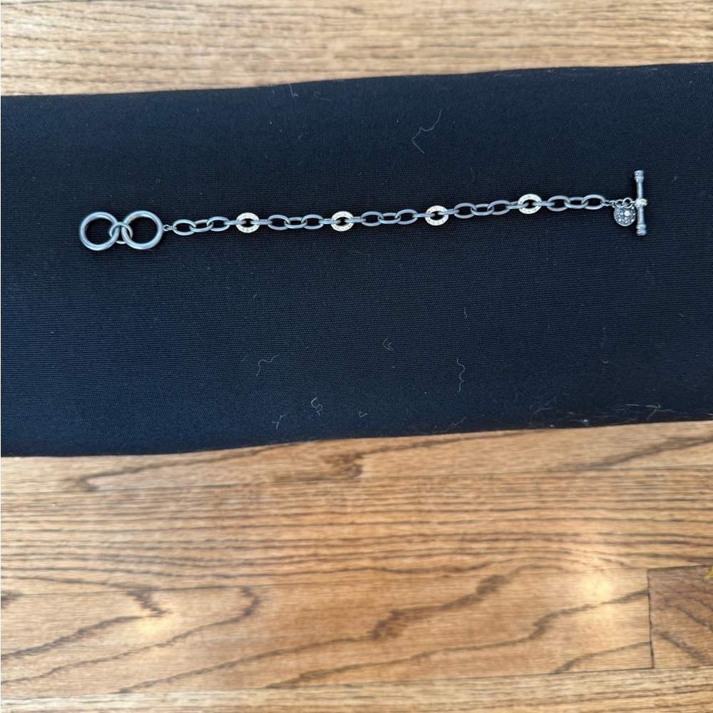 Chic Silver Chain Bracelet with Textured Accents - Picture 2 of 5